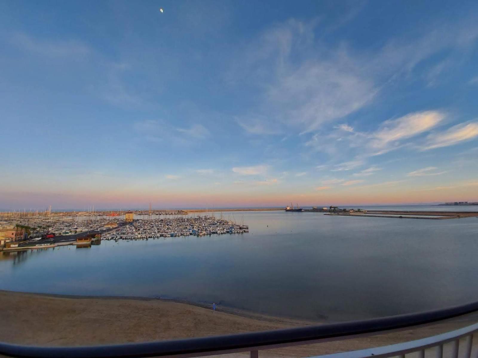 Marina Breeze Apartment Торевиеха Екстериор снимка